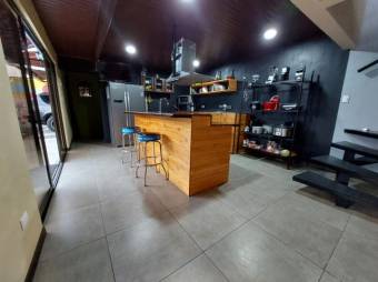 Se vende espaciosa casa con uso de suelo mixto en San isidro de Heredia 24-685