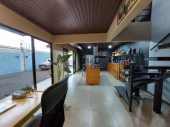 Se vende espaciosa casa con uso de suelo mixto en 