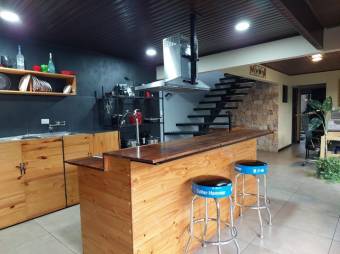 Se vende espaciosa casa con uso de suelo mixto en San isidro de Heredia 24-685