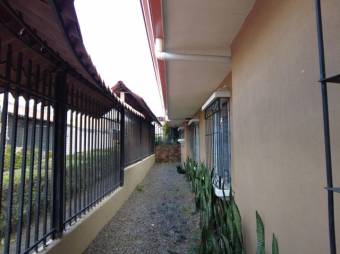 Se vende moderna casa con uso de suelo mixto en san Roque de Heredia 24-1155