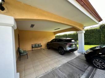 Se vende moderna casa en condominio de San Francisco en Heredia 24-856