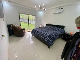 Se vende moderna casa con amplio lote en Guácima de Alajuela 25-308