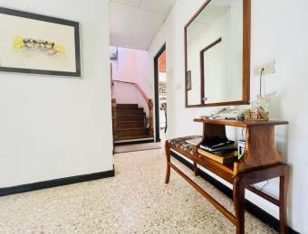 Se vende espaciosa casa con uso de suelo mixto en Heredia Centro 24-1382