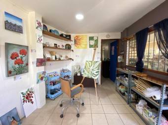 Se vende moderna casa con uso de suelo mixto en San Pablo de Heredia 24-1050