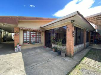 Se vende moderna casa con uso de suelo mixto en San Pablo de Heredia 24-1050