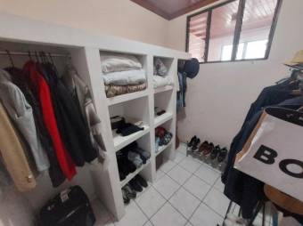 Se vende moderna y espaciosa casa con patio en San Pablo de Heredia 24-1711