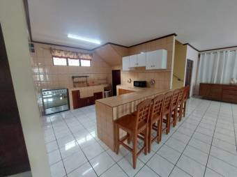 Se vende moderna y espaciosa casa con patio en San Pablo de Heredia 24-1711