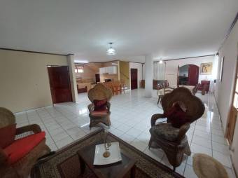 Se vende moderna y espaciosa casa con patio en San Pablo de Heredia 24-1711