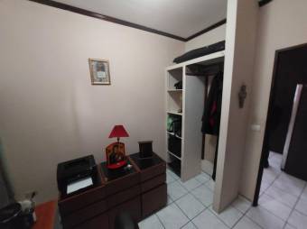 Se vende moderna y espaciosa casa con patio en San Pablo de Heredia 24-1711