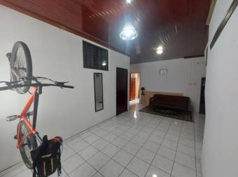 Se vende moderna y espaciosa casa con patio en San Pablo de Heredia 24-1711