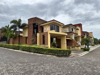 Se vende casa para inversión en condominio de San Antonio de Belén 24-1669  