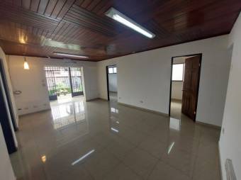 Se vende casa con patio y terraza en Mercedes de Heredia 24-1775