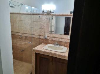 Se vende espaciosa casa con psicina en Ulloa Heredia A23-1579