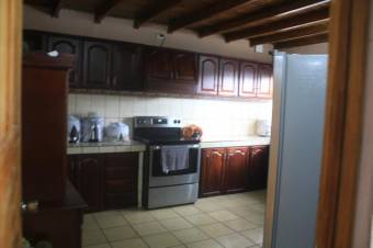 Se vende casa de 3 plantas con amplio patio en San Rafael de Heredia 2-203