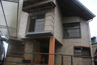 Se vende casa de 3 plantas con amplio patio en San Rafael de Heredia 2-203