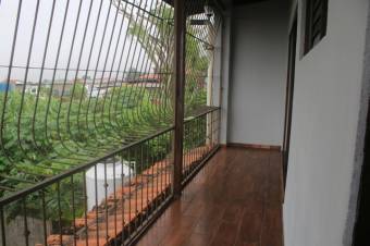 Se vende casa de 3 plantas con amplio patio en San Rafael de Heredia 2-203