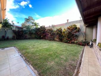 Se vende propiedad con amplio patios en San Francisco Heredia A25-168