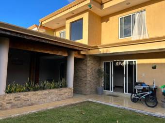 Se vende propiedad con amplio patios en San Francisco Heredia A25-168