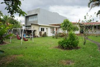 Se vende espaciosa casa con amplio patio en Santo Domingo de Heredia 23-1864