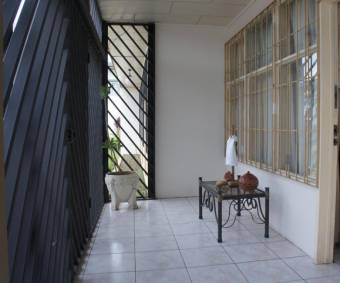 Se vende espaciosa casa con amplio patio en Santo Domingo de Heredia 23-1864