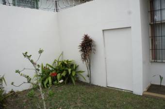 Se vende espaciosa casa con amplio patio en Santo Domingo de Heredia 23-1864