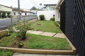 Se vende espaciosa casa con amplio patio en Santo Domingo de Heredia 23-1864