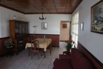 Se vende espaciosa casa con amplio patio en Santo Domingo de Heredia 23-1864