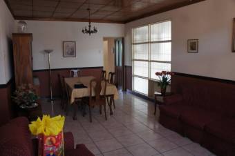 Se vende espaciosa casa con amplio patio en Santo Domingo de Heredia 23-1864