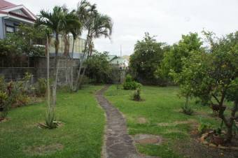 Se vende espaciosa casa con amplio patio en Santo Domingo de Heredia 23-1864