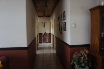 Se vende espaciosa casa con amplio patio en Santo Domingo de Heredia 23-1864