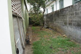 Se vende espaciosa casa con amplio patio en Santo Domingo de Heredia 23-1864