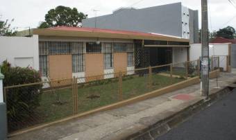 Se vende espaciosa casa con amplio patio en Santo Domingo de Heredia 23-1864