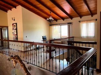 Se vende espaciosa casa en Mercedes Heredia A25-48