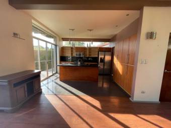 Se vende moderna y espaciosa casa en San Antonio de Belén 21-1989