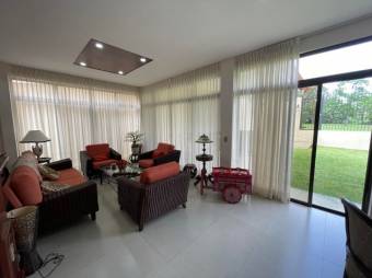 Se vende moderna casa con patio en condominio de San Antonio en Heredia 22-2713