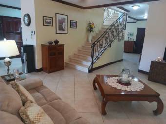 Se vende lujosa casa con patio y terraza en La Asunción de Heredia 24-1391