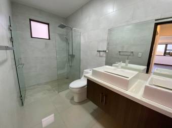 Se vende casa con piscina y amplio patio en Ulloa Heredia A24-715