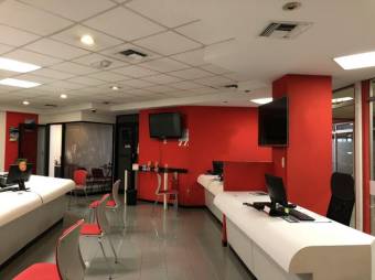 Se vende propiedad con espacios para oficinas en Merced de San José 23-1418 