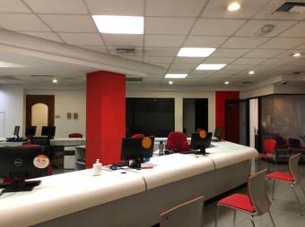 Se vende propiedad con espacios para oficinas en Merced de San José 23-1418 