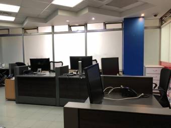 Se vende propiedad con espacios para oficinas en Merced de San José 23-1418 