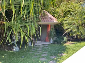 ESCAZU GUACHIPELIN VENDO CASA CON PISCINA