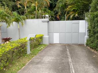 ESCAZU GUACHIPELIN VENDO CASA CON PISCINA