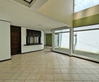 Casa a la venta en condominio ubicado en Alturas de Cariari, Heredia.