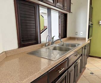 Casa a la venta en condominio ubicado en Alturas de Cariari, Heredia.