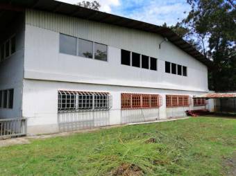 Se vende amplio local con 2 bodegas en Uruca de San José 24-143