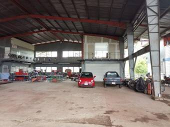 Se vende amplio local con 2 bodegas en Uruca de San José 24-143