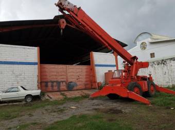 Se vende amplio local con 2 bodegas en Uruca de San José 24-143