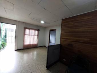 Se vende propiedad con 5 oficinas y uso de suelo comercial en Heredia Centro 24-1073