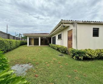 Casa a la venta en condominio Puerta de Hierro en Pozos de Santa Ana. 