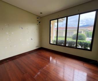 Casa a la venta en condominio Puerta de Hierro en Pozos de Santa Ana. 